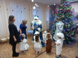 Новогодний утренник в ясельной группе Новогодний утренник в ясельной группе.